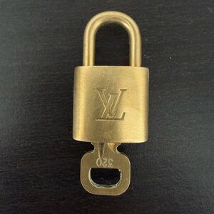 320 🔐 Louis Vuitton Gold Padlock lock with Key
